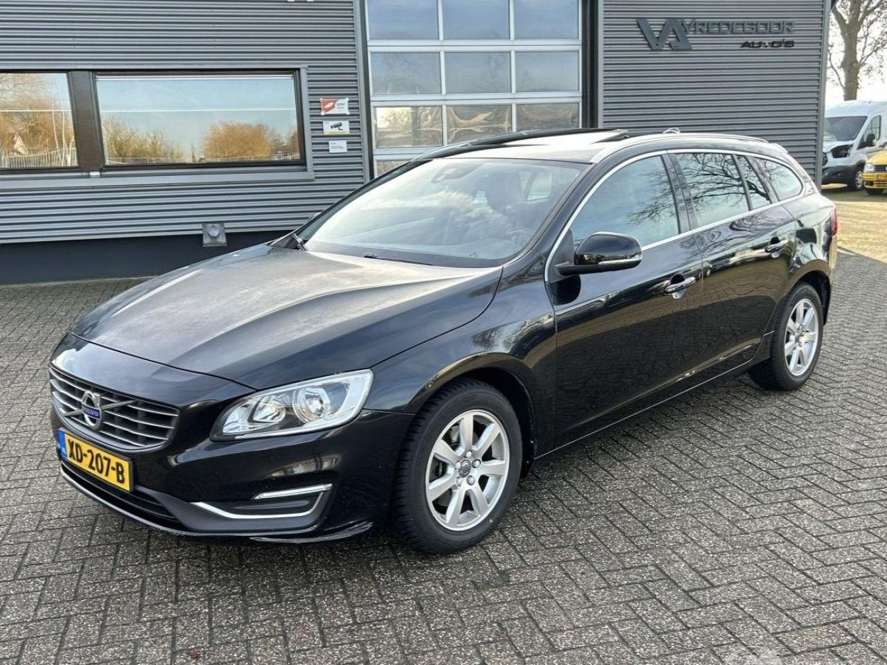 Volvo v-60 2.0 T5 Kinetic 245PK Automaat (bj 2016), Automaat, Euro 6, 1969 cc, Zwart