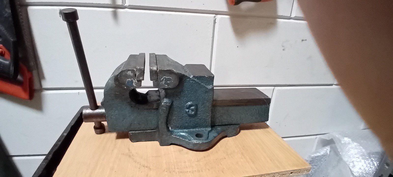 Stevige bankschroef +wat gereedschap, Doe-het-zelf en Verbouw, Gereedschap | Handgereedschap, Ophalen, Gebruikt, Bankschroef, Overige merken