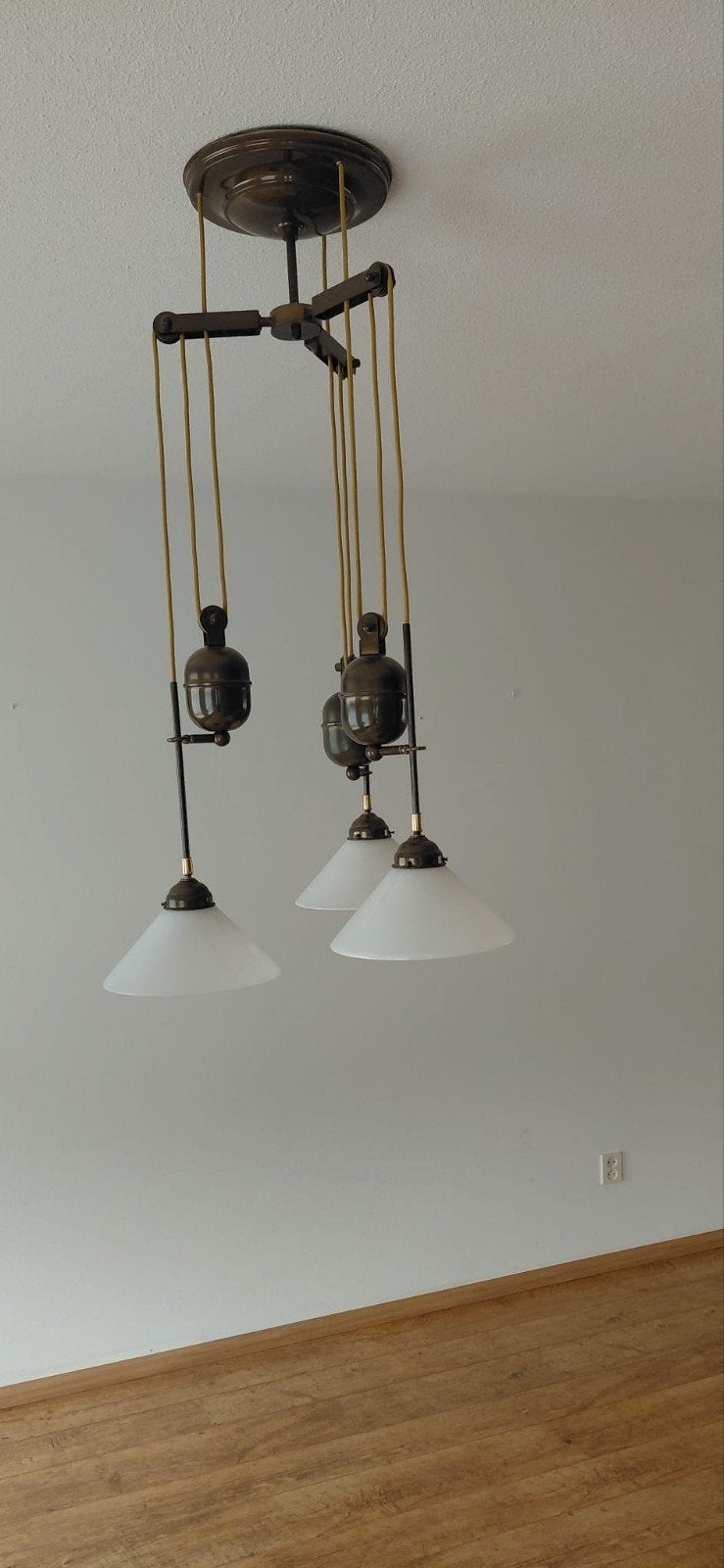 Vintage messing hanglamp met 3 glazen kappen, Gebruikt, Vintage, Klassiek, Ophalen of Verzenden, Glas