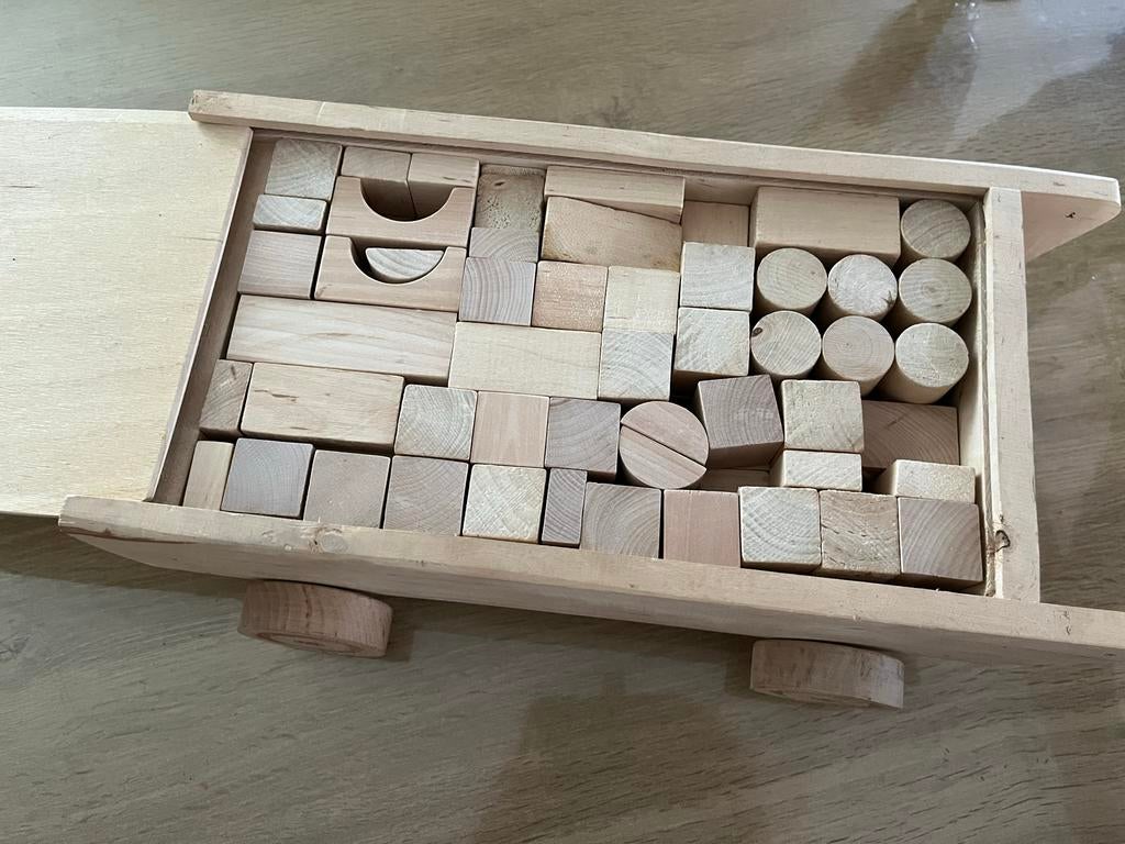 Houten blokken kar met diverse bouwblokken, Kinderen en Baby's, Speelgoed | Houten speelgoed, Ophalen of Verzenden, Gebruikt, Duw- of Trekspeelgoed