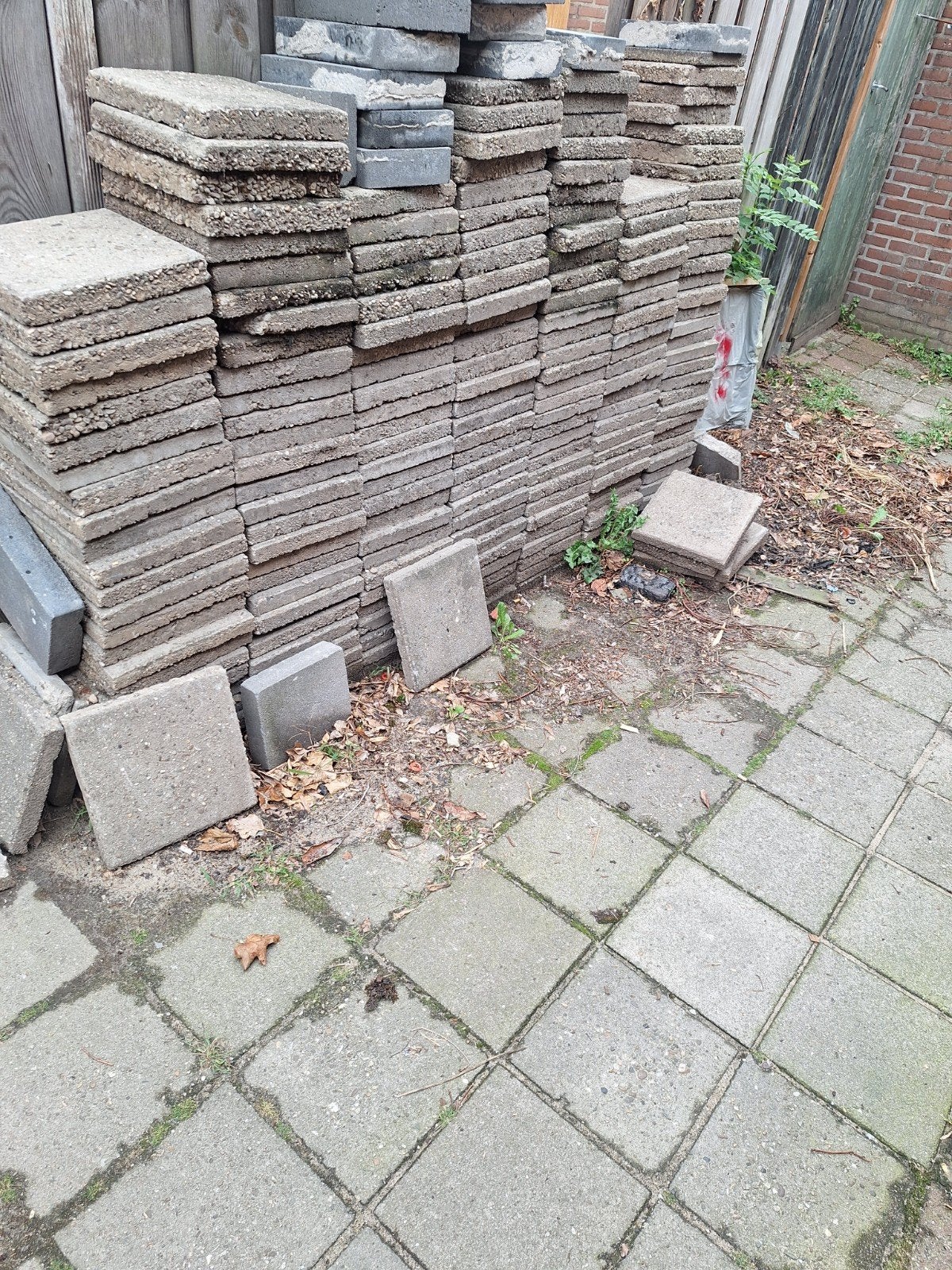 gratis af te halen tegels 30x30 4cm dik, Ophalen, Gebruikt, Beton, Terrastegels