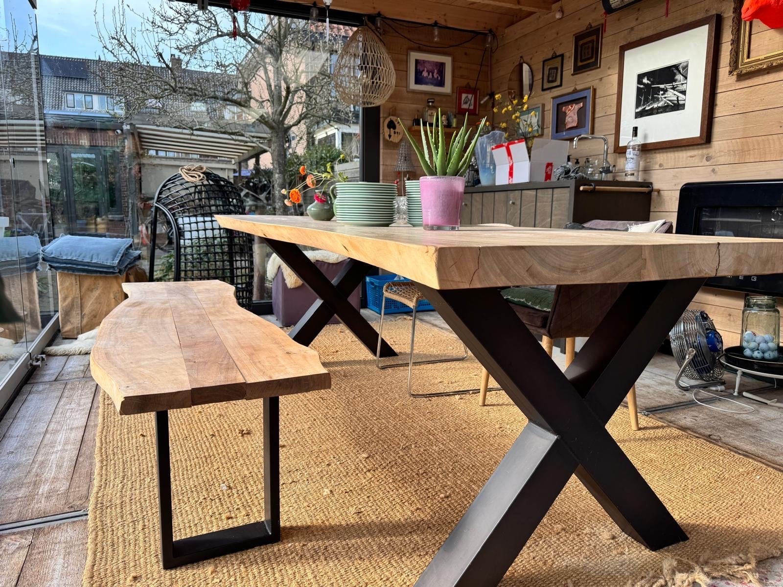 Robuuste eettafel met bankje, massief hout en metalen onders, Ophalen, 50 tot 100 cm, Zo goed als nieuw, 150 tot 200 cm