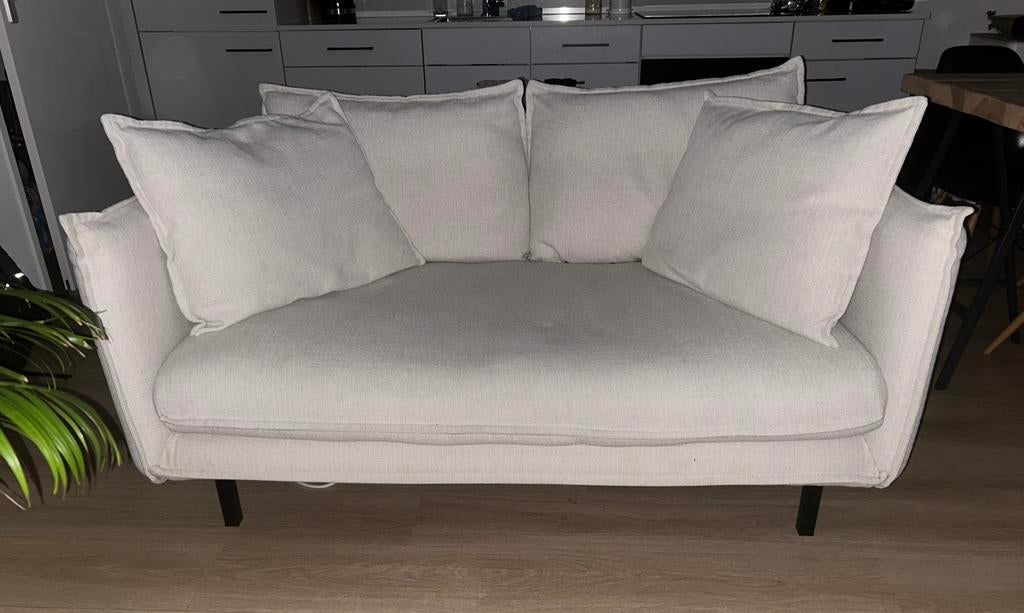Karwei 2-zits bank Gayle zand, Huis en Inrichting, Banken | Sofa's en Chaises Longues, Zo goed als nieuw, Tweepersoons, 150 tot 200 cm