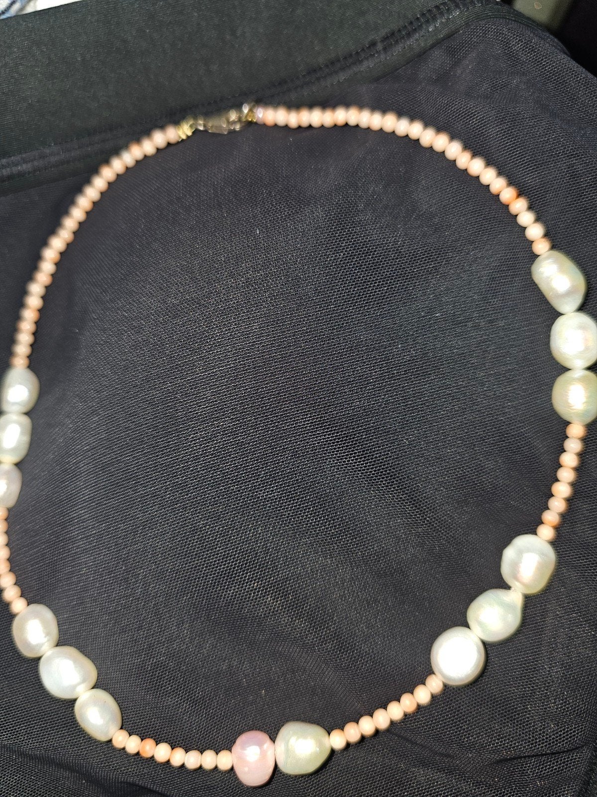 Elegante ketting met zoetwaterparels en kleine  koraal, Ophalen of Verzenden, Zo goed als nieuw, Steen of Mineraal