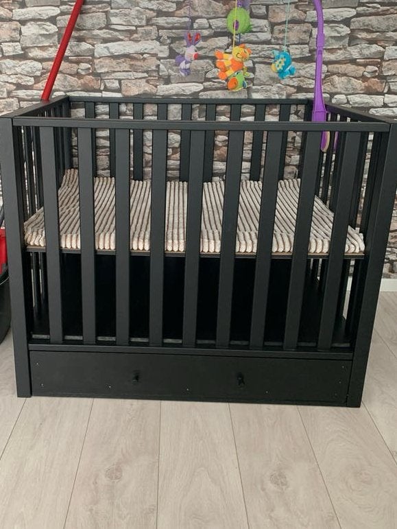 Zwart ledikant met lade en commode