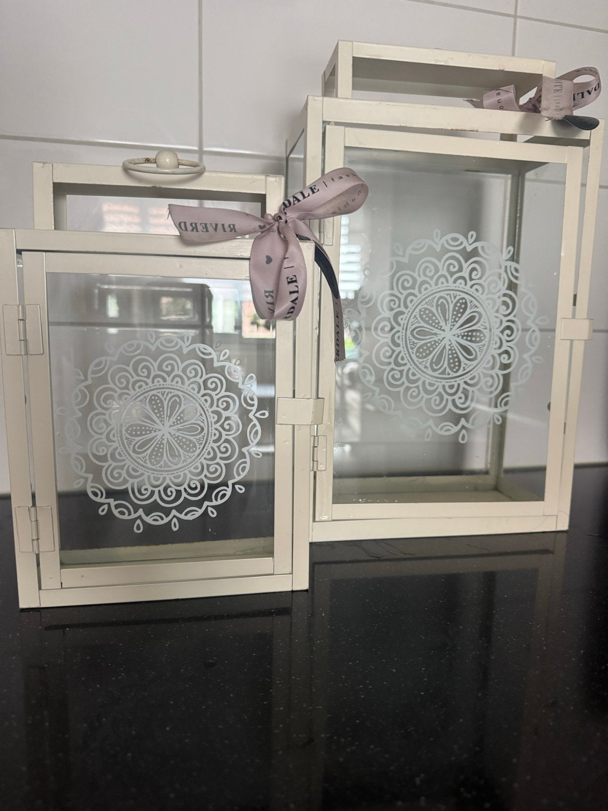 Set van 2 Riverdale Lantaarns - Wit/Crème, Huis en Inrichting, Woonaccessoires | Kandelaars en Kaarsen, Ophalen, Riverdale, Gebruikt