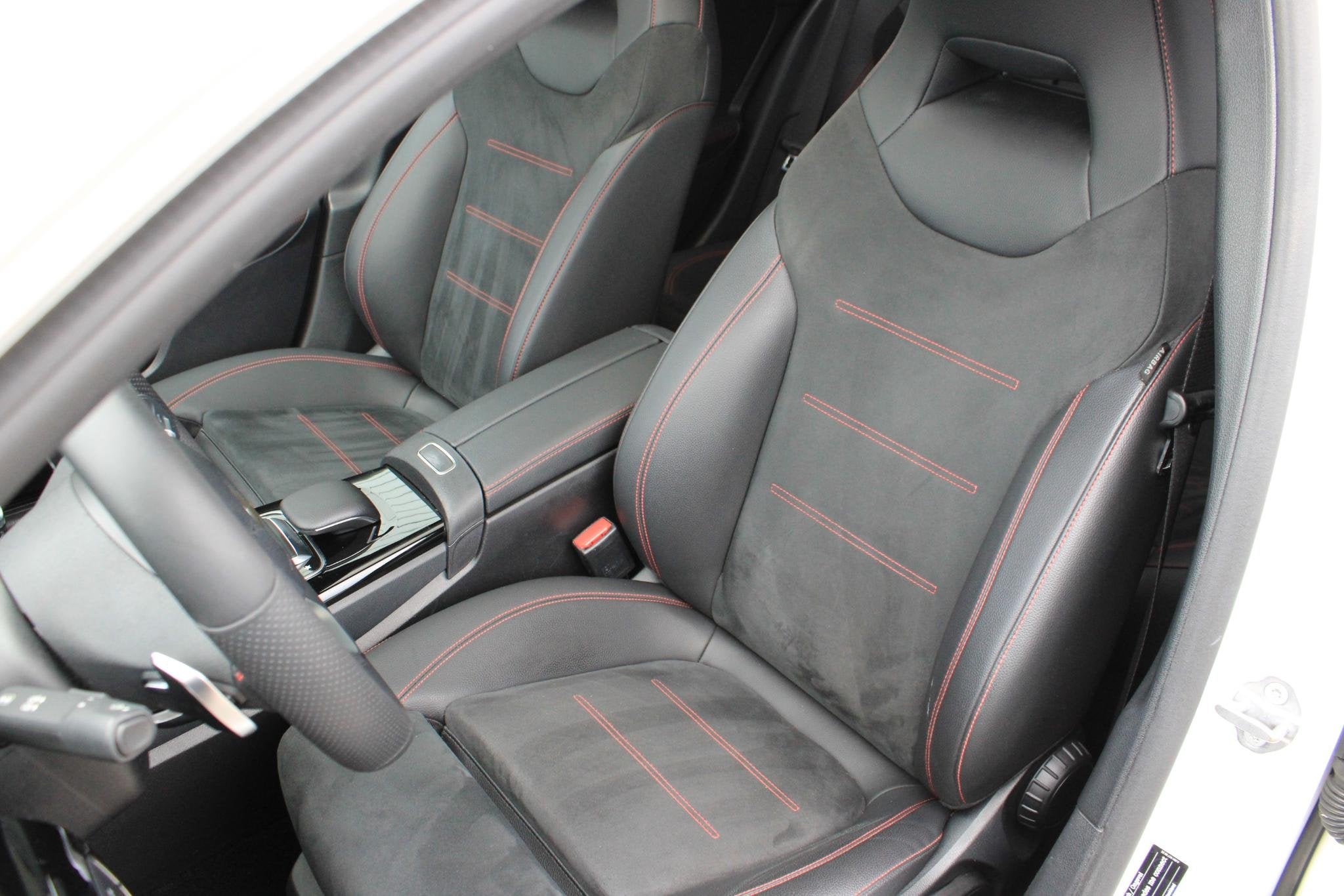 Mercedes-Benz A-Klasse 180 AMG Pano | LED | Stoelverwarming, Auto's, Mercedes-Benz, 136 pk, Gebruikt, 4 cilinders, Wit