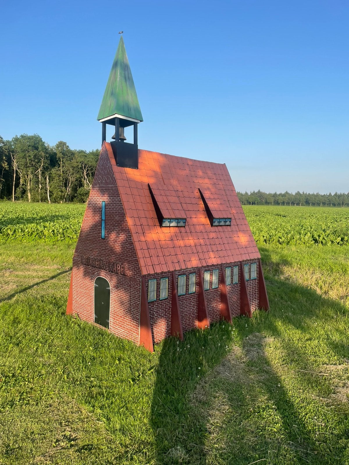Kerk gebruikt als straatversiering, Ophalen