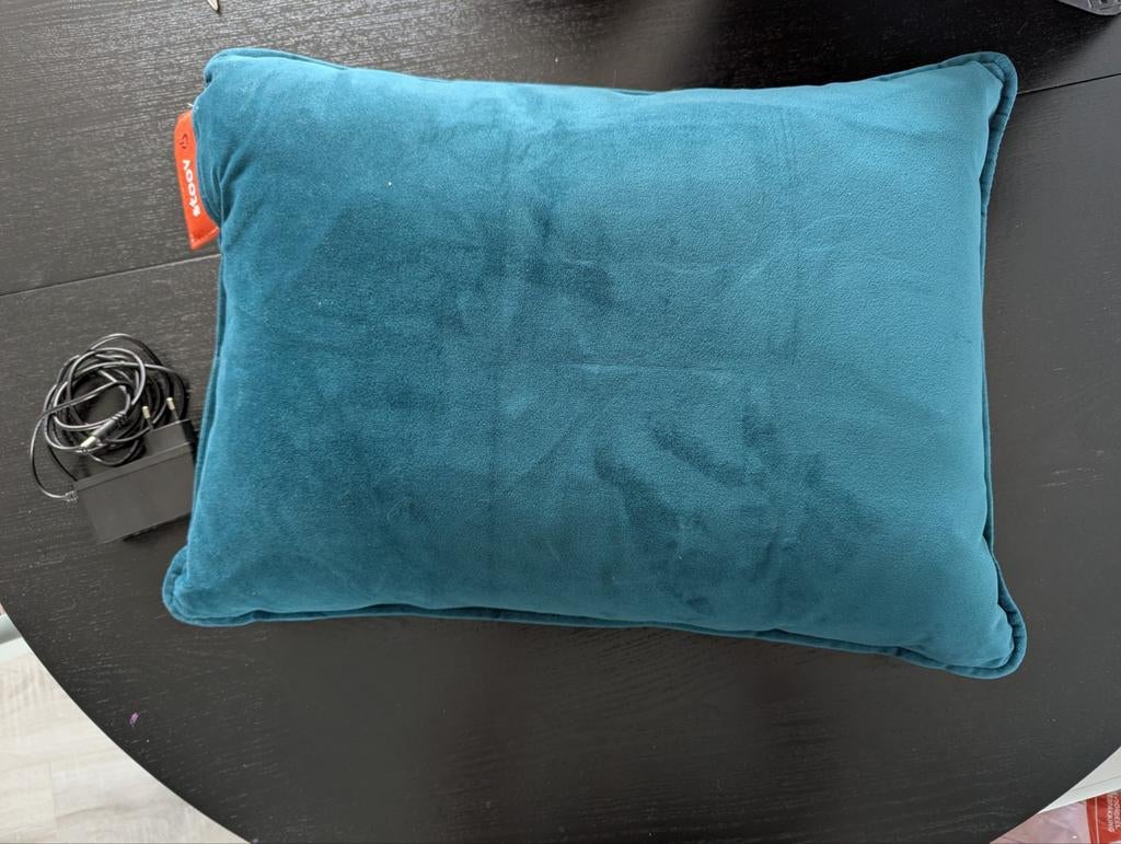 Stoov Kussen 45x60 Velvet Petrol Green met oplader, Huis en Inrichting, Woonaccessoires | Kussens, Ophalen, Zo goed als nieuw