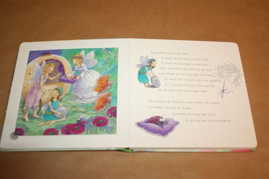 Het feest van de feeën. Een glinsterend puzzelboek., Ophalen of Verzenden, Zo goed als nieuw, Fictie algemeen