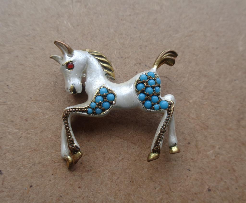 mooie broche veulen met turkois, Ophalen, Overige materialen, Wit, Minder dan 4 cm