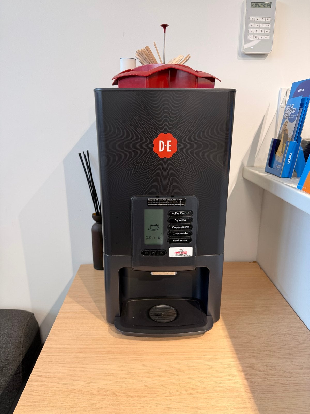 DE Bravilor Bravo Instant koffiemachine met kast en voorraad, Ophalen, 10 kopjes of meer, Koffiemachine, Gemalen koffie