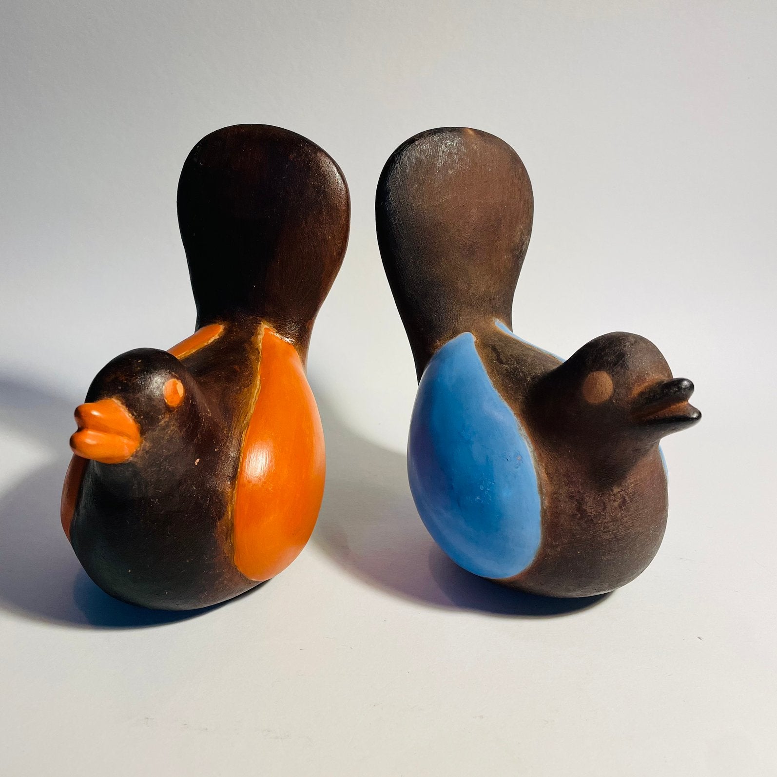 Twee bijzondere vogels, duifjes van aardewek, handgemaakt, Verzamelen, Ophalen of Verzenden, Zo goed als nieuw, Dier
