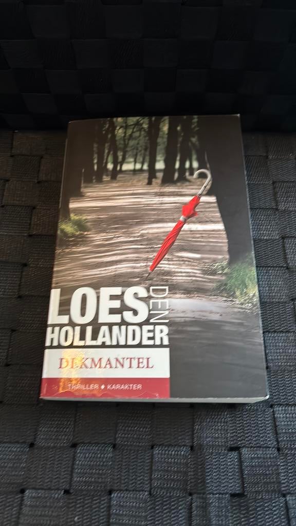 Loes den Hollander - Dekmantel, Boeken, Thrillers, Zo goed als nieuw, Ophalen of Verzenden