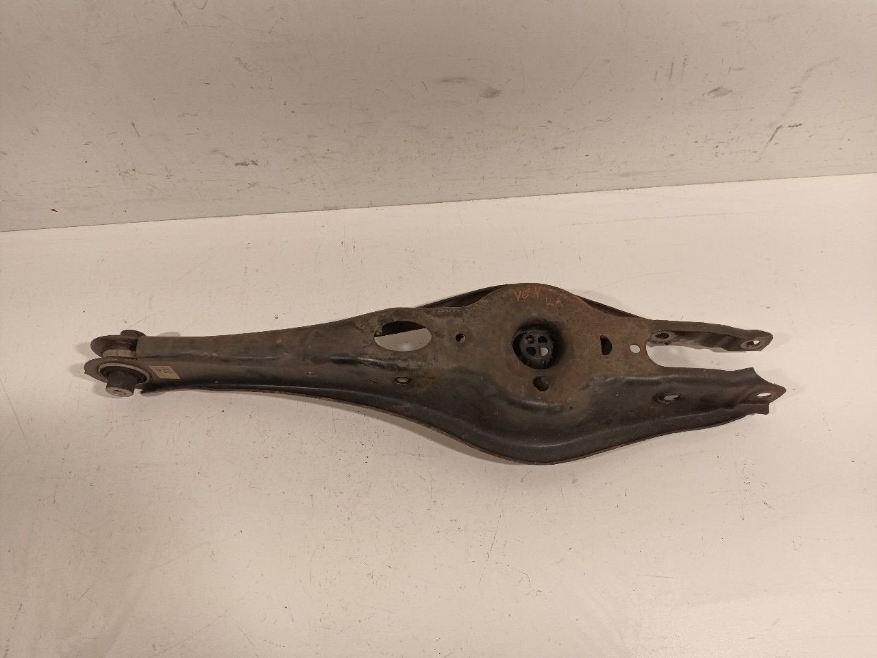 Draagarm links achter Volkswagen Golf, Onderdelen@venauto.nl, Van der Ven Autorecycling B.V., Gebruikt, Ettenseweg 76, 4706 PB Roosendaal, The Netherlands