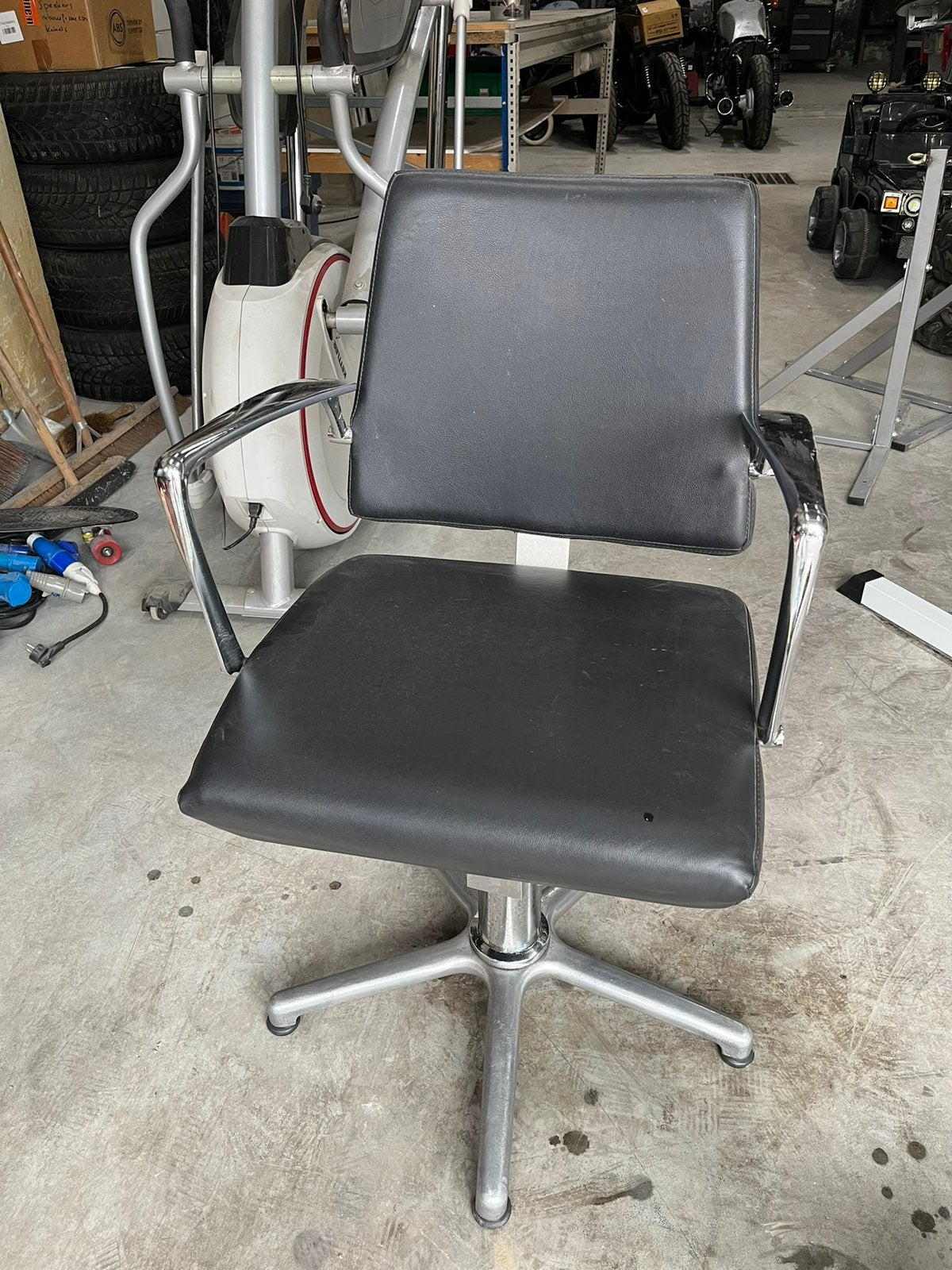 Kapper/kapster stoel. In zeer nette staat., Ophalen, Stoel voor kapper, Kapperstoel@professionelestoel.nl, Kappersstoel 21