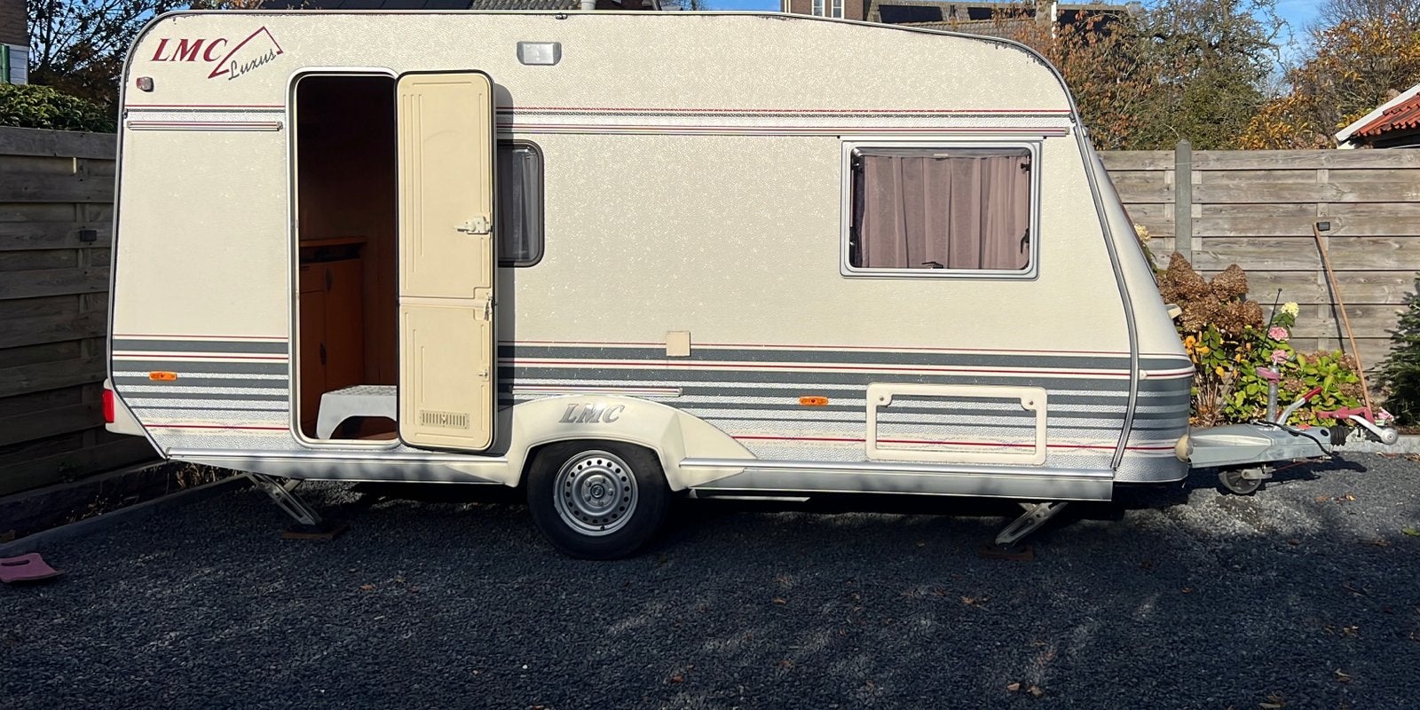 Mooie LMC caravan met grote voortent toilet etc, Ringverwarming, Vast bed, Treinzit, 750 - 1000 kg