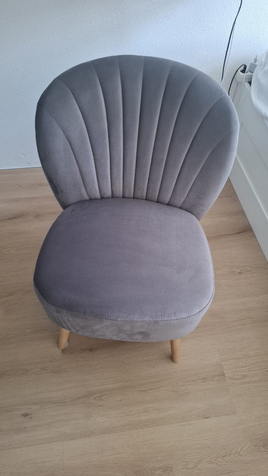 Grijze fluwelen stoel met houten poten (Ikea BILLHAMN), Ophalen, Zo goed als nieuw, Modern, Klassiek, Art Deco, Hout