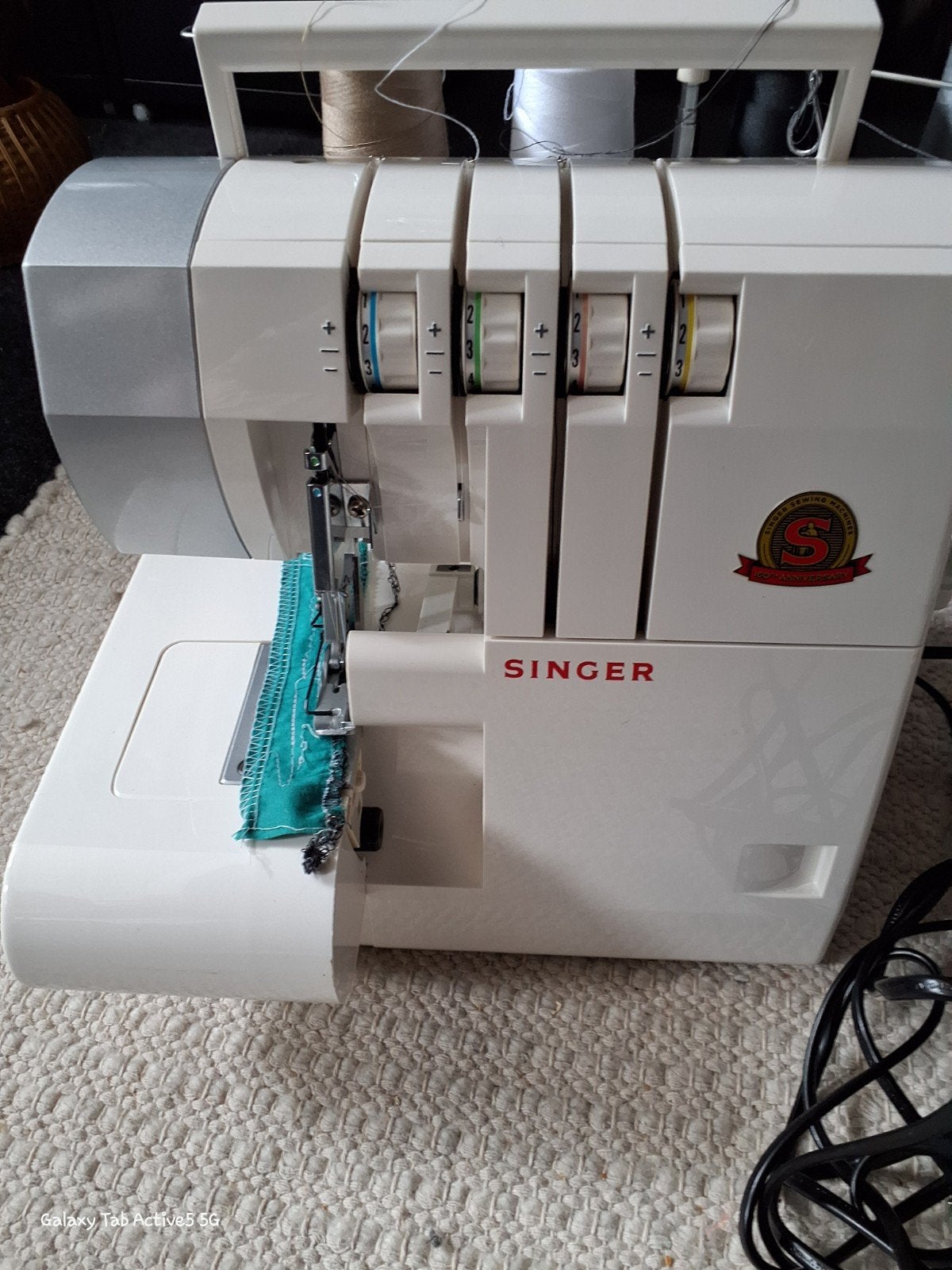 Singer Lockmachine zgan met 22 klossen garen, Hobby en Vrije tijd, Ophalen, Zo goed als nieuw, Lockmachine, Singer