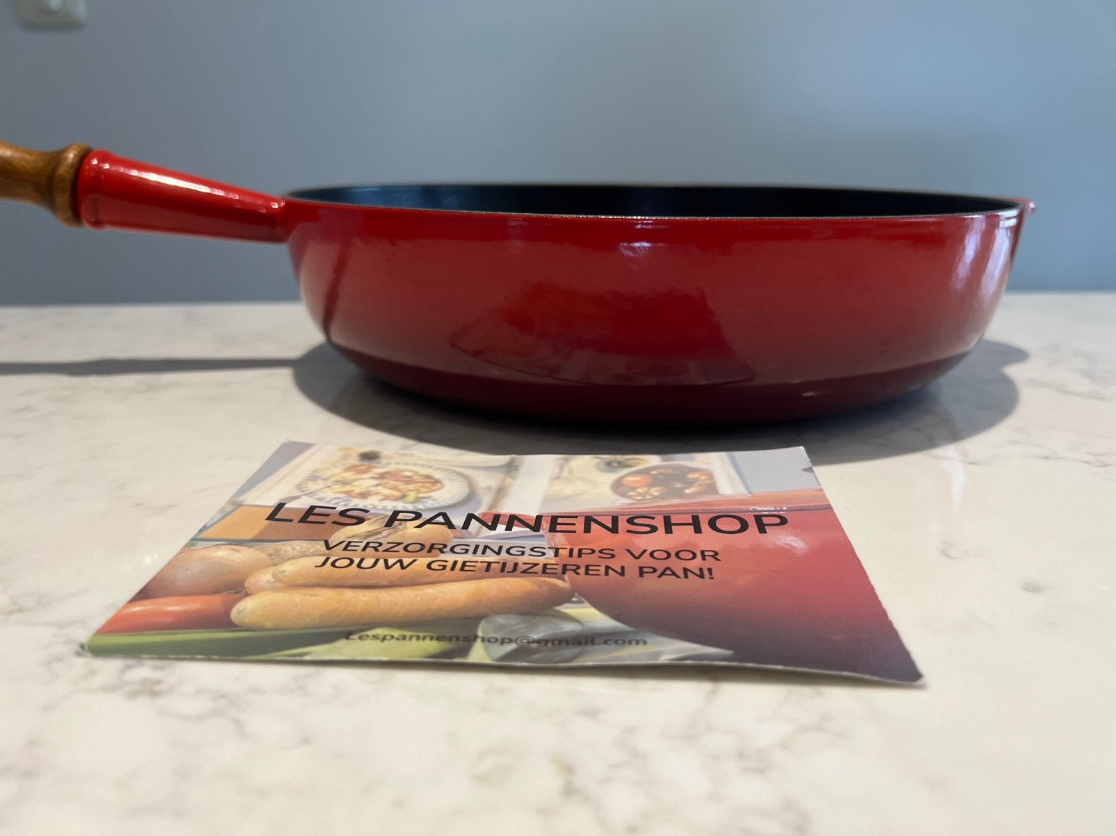 Le Creuset sauteerpan 28 cm kersenrood in heel goede staat, Koekenpan, Gietijzer, Met handvatten, Le Creuset