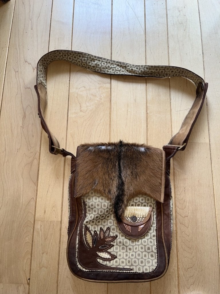 Chick on a Mission VINTAGE tas bruintinten beige leer haar, Verzenden, Gebruikt, Beige, Schoudertasje