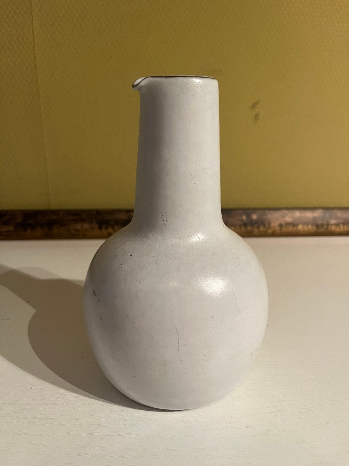 Prachtige vintage witte keramische schenkkan / vaas, Ophalen of Verzenden, Gebruikt