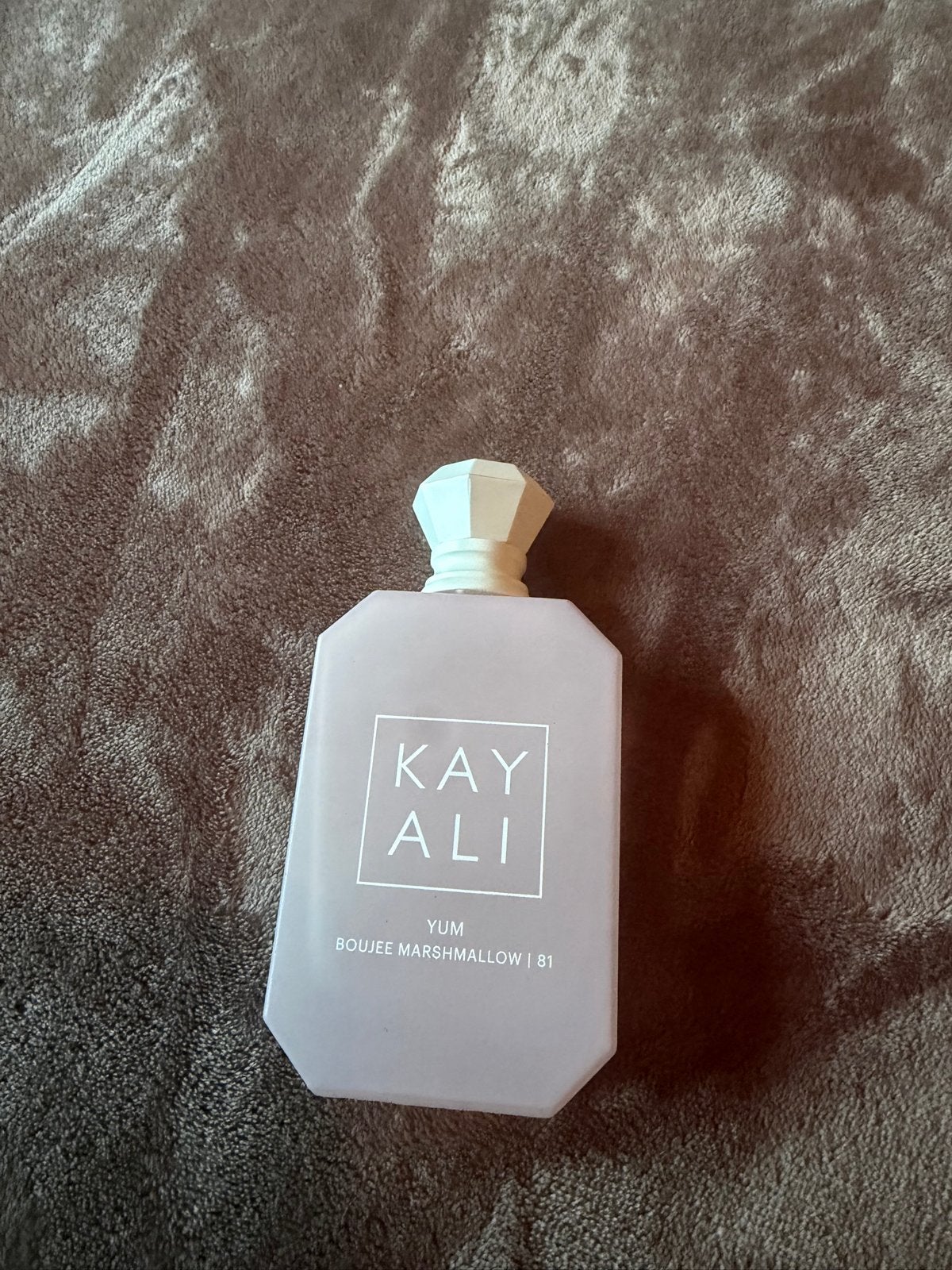 Kayali Yum Boujee Marshmallow 81 Parfum 100 ml, Sieraden, Tassen en Uiterlijk, Uiterlijk | Parfum, Ophalen of Verzenden, Gebruikt