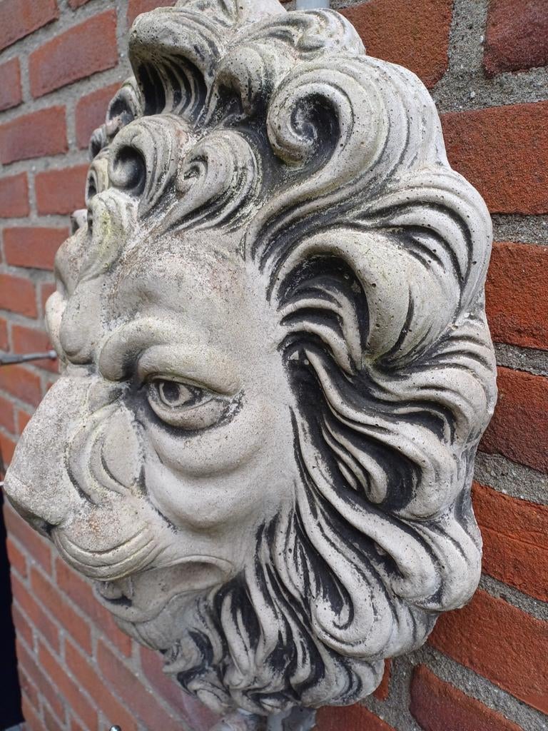 Betonnen leeuwenkop met spuitmond tuinornament, Tuin en Terras, Tuinbeelden, Ophalen