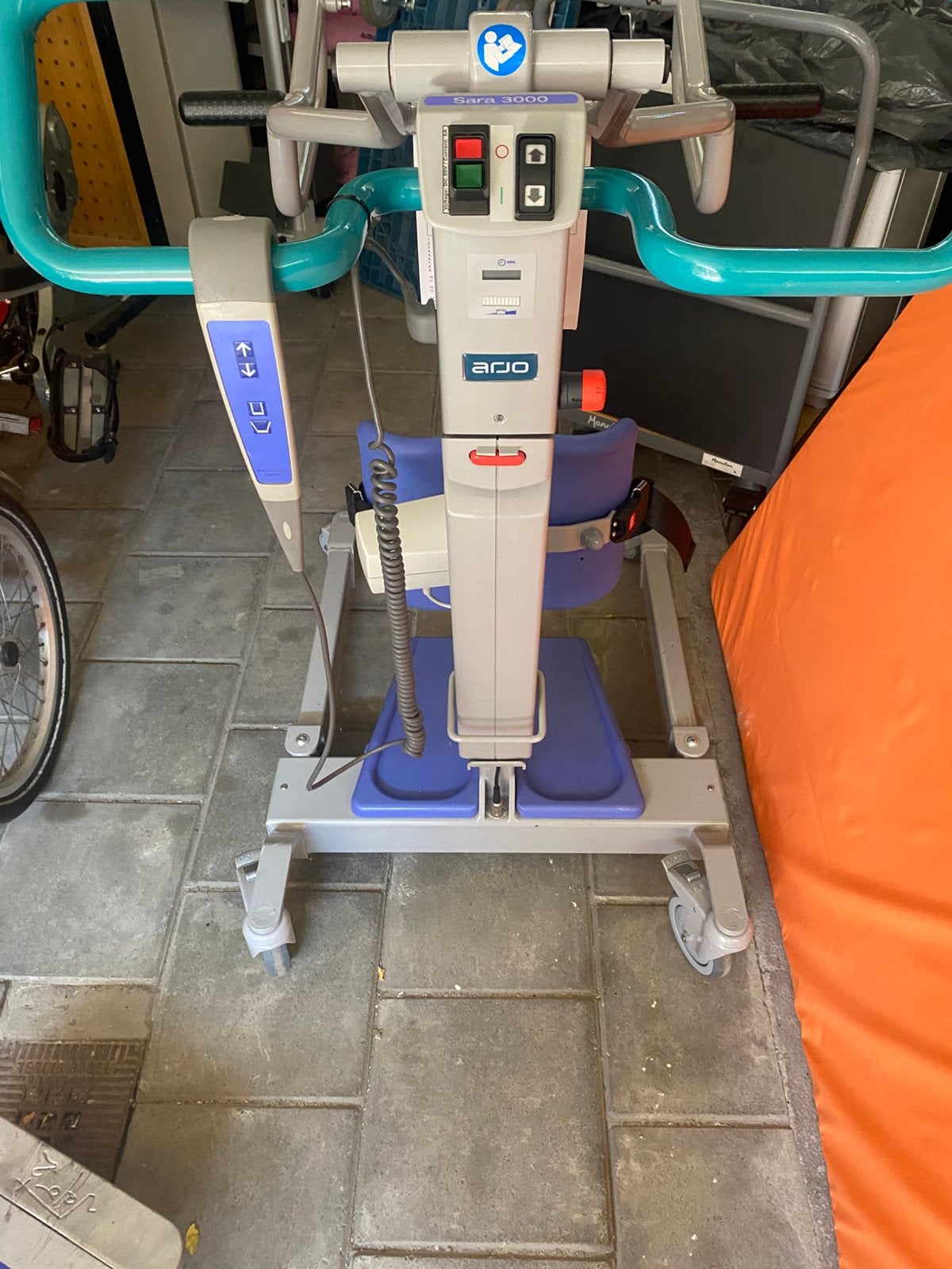 Arjo Sara 3000 actieve tillift stalift, Ophalen