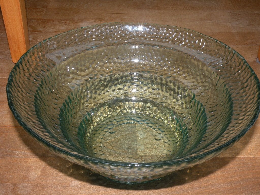 Schaal. Leuk model. Groen glas. Diameter 30 cm., Schaal, Rond, Ophalen of Verzenden, Glas