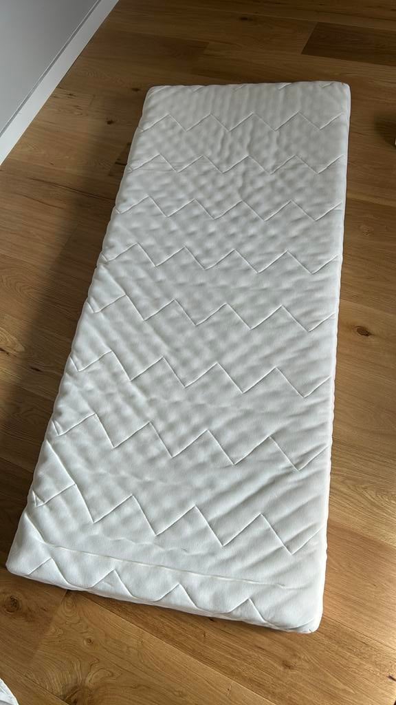 IKEA Peutermatras met beschermer en hoeslaken, Huis en Inrichting, Ophalen, Zo goed als nieuw, Eenpersoons