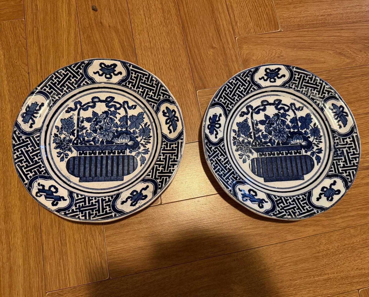 2 Regout Maastricht Vico borden - Antiek Servies, Ophalen of Verzenden