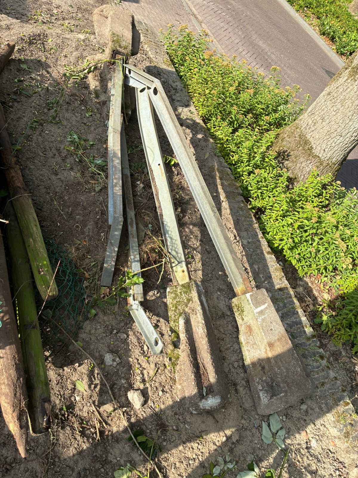 4 x hekwerkpaal met betonnen voet hekwerk metaal paal gratis, Ophalen, Zo goed als nieuw, Minder dan 180 cm, Palen