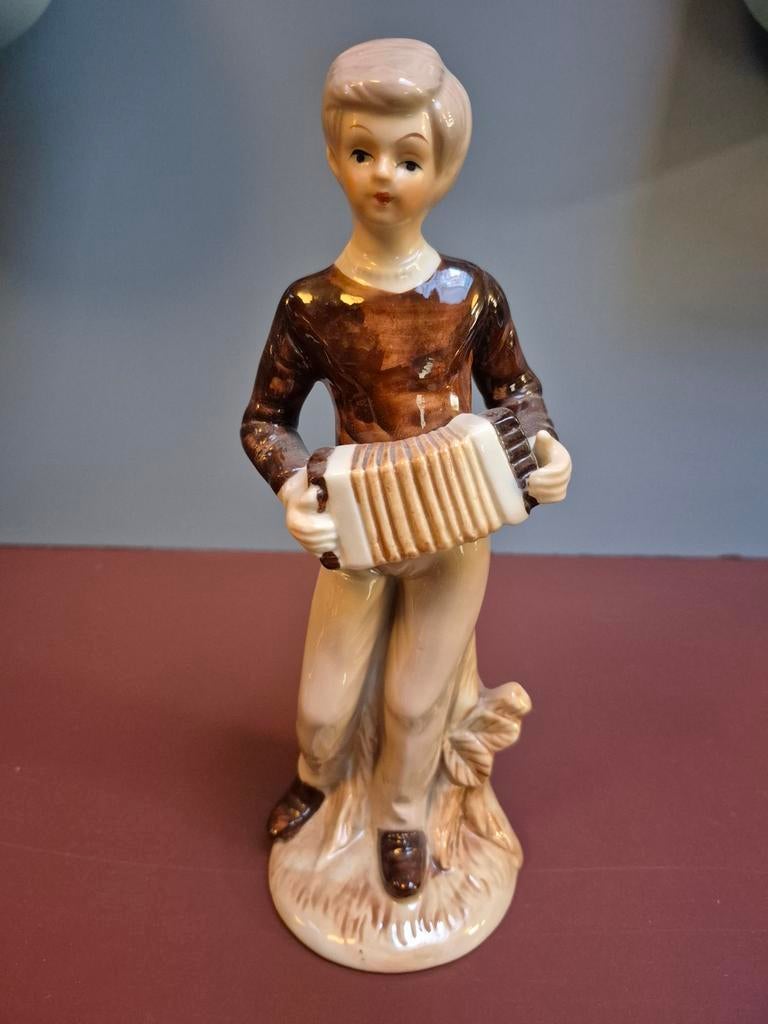 Prachtige beeld van een jongen met accordeon, Ophalen of Verzenden, Zo goed als nieuw, Mens
