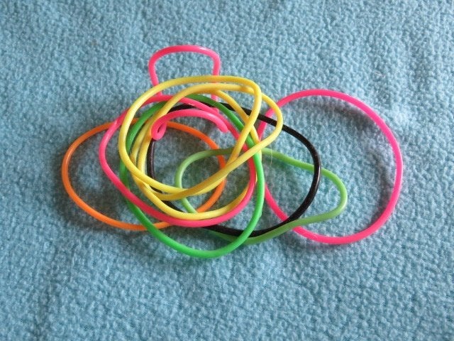 1 EURO OF GRATIS 10 plastic armbandjes div. kleuren, Ophalen, Zo goed als nieuw, Overige kleuren, Armband