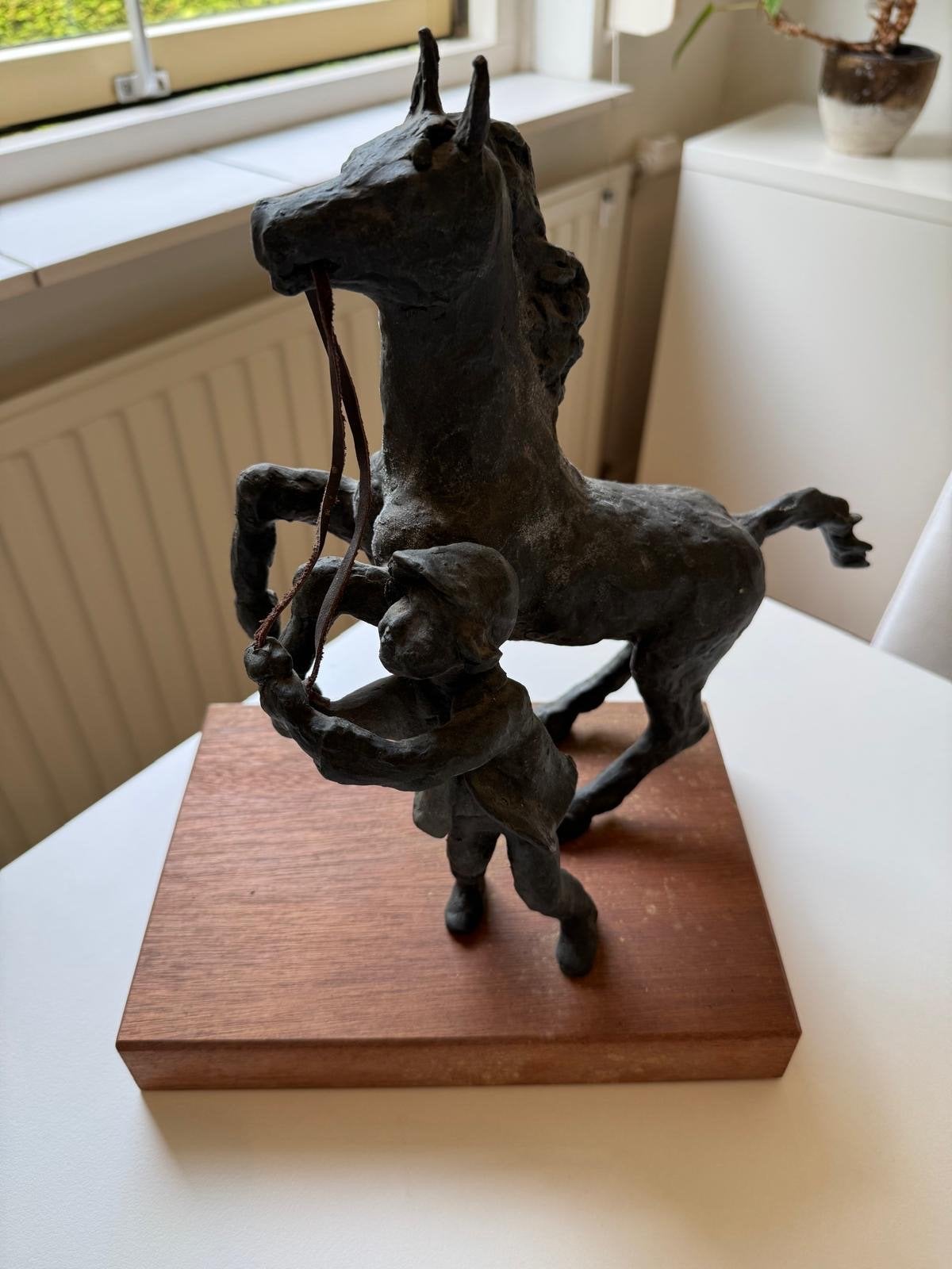 Bronzen beeld: Jongen met steigerend paard, Ophalen of Verzenden, Brons, 20 - 50 cm, Op sokkel