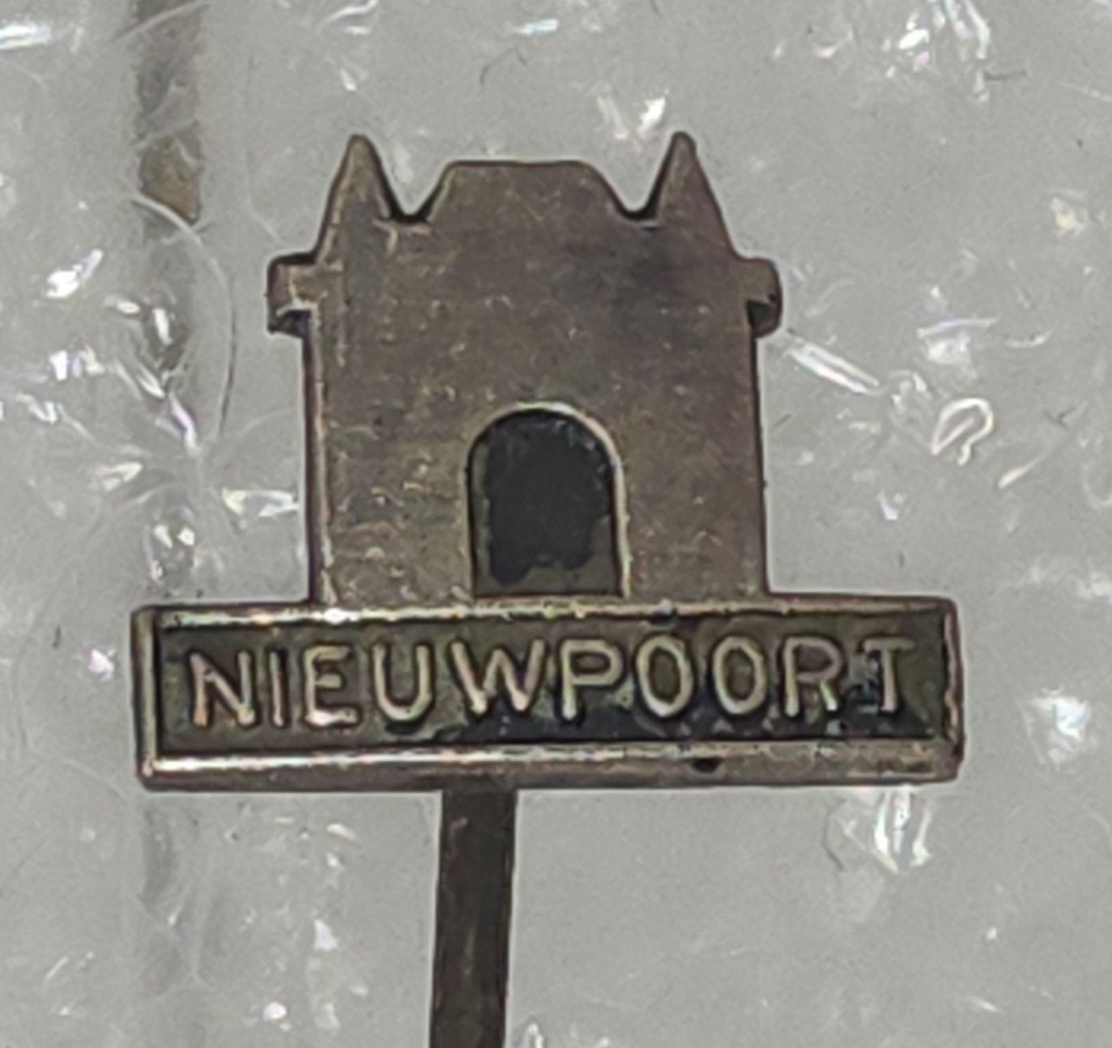 Vintage Speldje Nieuwpoort - Stad of Land Pin, Verzamelen, Speldjes, Pins en Buttons, Ophalen of Verzenden, Gebruikt, Overige onderwerpen