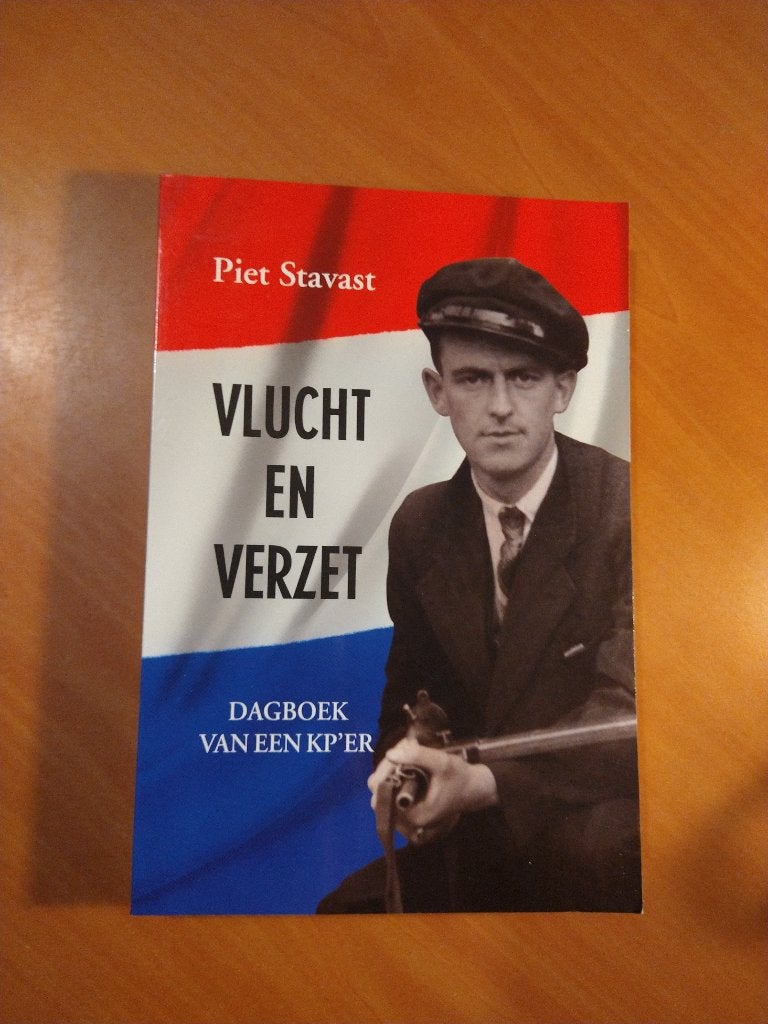 Vlucht en verzet. Dagboek van een KP'er. Piet Stavast, Ophalen of Verzenden, Tweede Wereldoorlog, Zo goed als nieuw, Algemeen