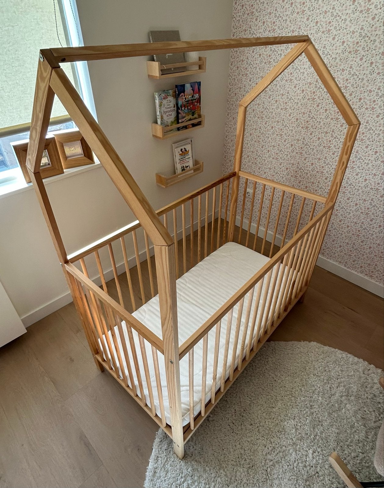 Houten ledikant huisje eventueel inclusief matras, Ophalen, Zo goed als nieuw, Minder dan 140 cm, Matras