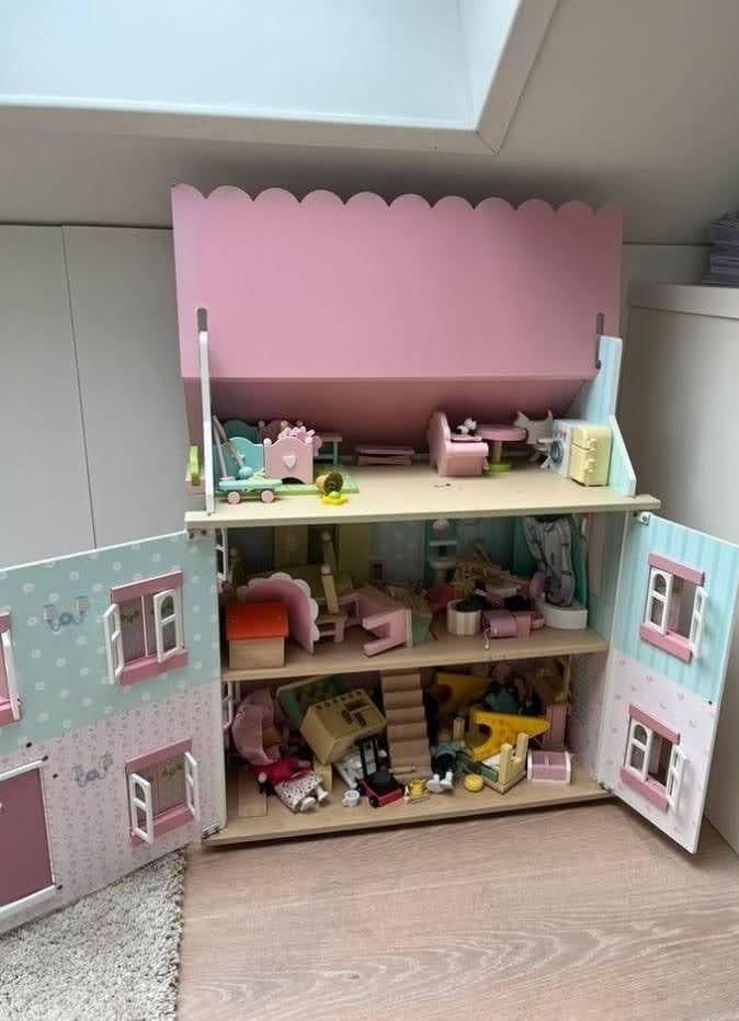 Mooi, stevig poppenhuis incl poppetjes en meubels, Ophalen, Gebruikt, Poppenhuis