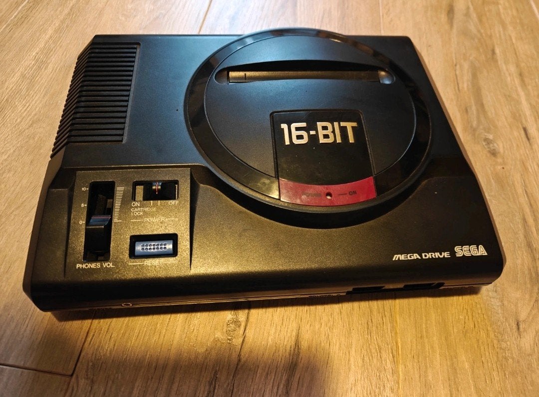 Super nice region free japanese mega drive 1, Spelcomputers en Games, Spelcomputers | Sega, Verzenden, Zo goed als nieuw, Met 1 controller
