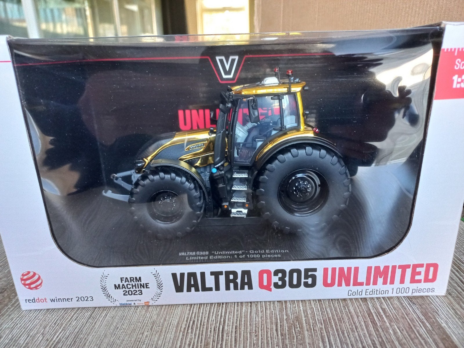 Valtra Q305 Golden Editie UH, Hobby en Vrije tijd, Modelauto's | 1:32, Ophalen of Verzenden, Nieuw, Tractor of Landbouw, Universal Hobbies