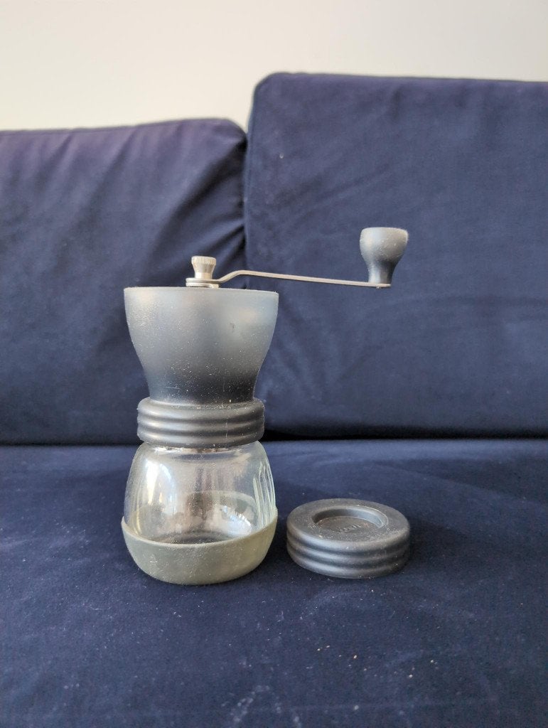 Hario Skerton Hand Grinder (old model), Witgoed en Apparatuur, Koffiemachine-accessoires, Ophalen, Gebruikt, Overige merken, Koffiemolen