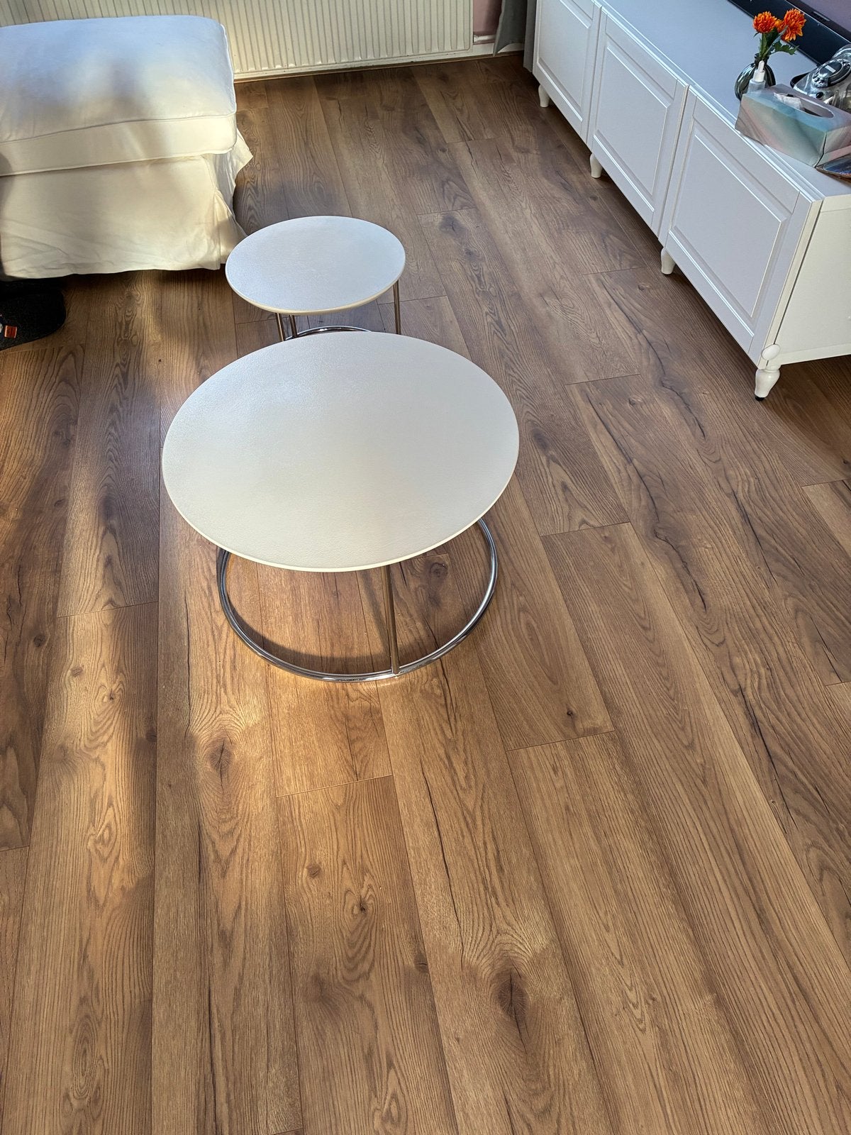 Set van 2 ronde salontafels - wit met chroom onderstel, Metaal of Aluminium, Rond, 55 tot 75 cm, Zo goed als nieuw