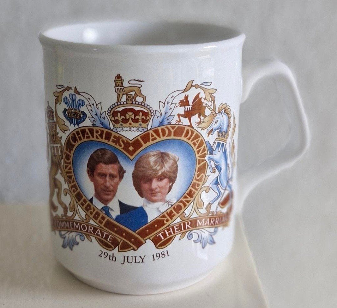Beker H.R.H Prince Charles en  Lady Diana Spencer, Ophalen of Verzenden, Servies