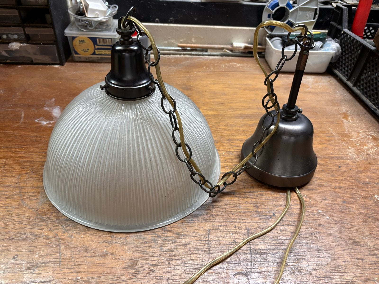 Vintage hanglamp met geribbeld glazen kap en metalen ketting, Ophalen, Gebruikt, Glas, E27 (groot)