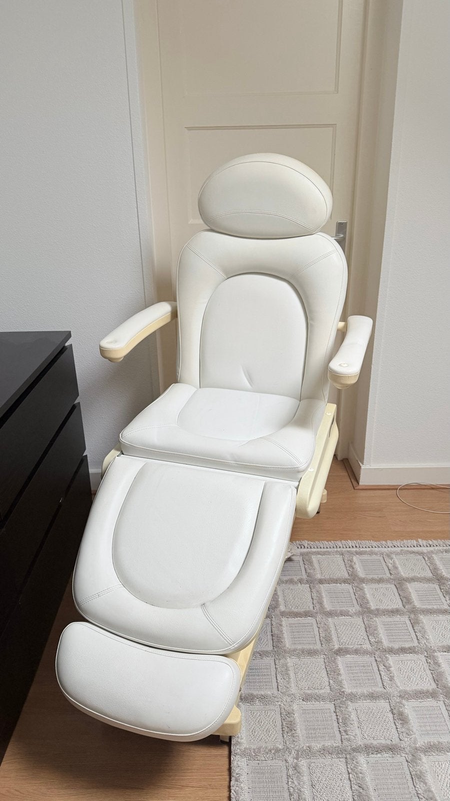 Schoonheidsspecialiste behandelset Cosmetronic, Huidbehandeling