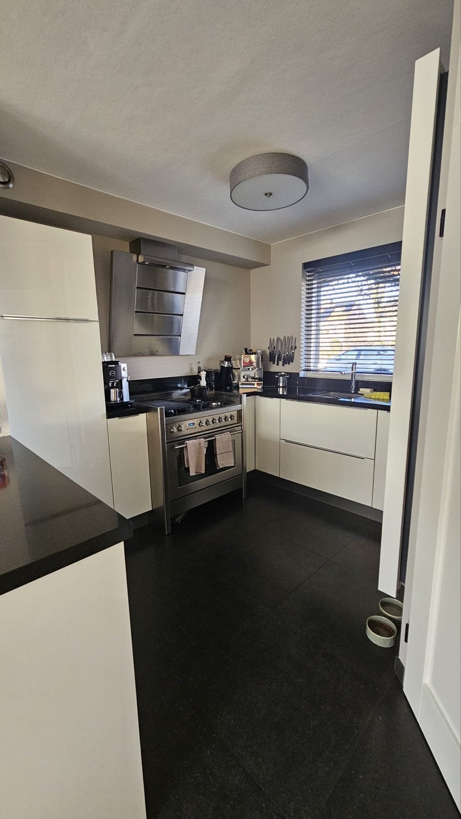 Moderne witte hoogglans keuken met zwart composiet werkblad, Huis en Inrichting, Keuken | Complete keukens, Ophalen, Wit, Overige typen
