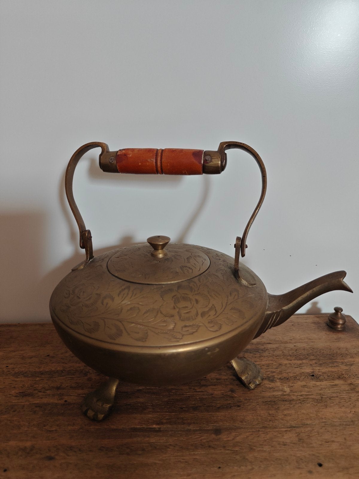 Antieke Indiase theepot met bloemenpatroon en leeuwenpoten, Antiek en Kunst, Ophalen of Verzenden