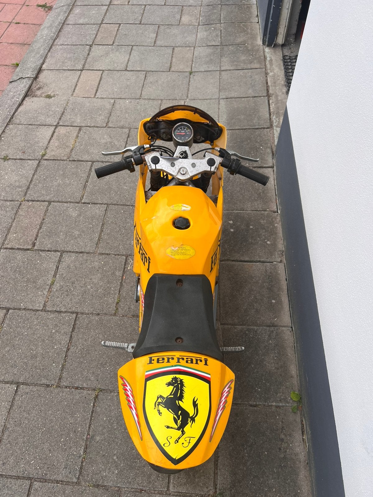 Midibike ferrari geel met elektrische start, Ophalen, Gebruikt